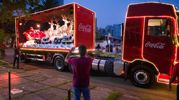 Coca-Cola FEMSA Brasil espalha brilho e magia com Tradicional Caravana  Iluminada em Jundiaí - Mães de Jundiaí